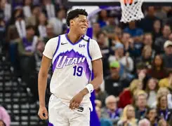 -离谱！转折点波特兰开拓者绝杀压哨犹他爵士关键时刻绝杀压哨，夏洛特黄蜂转会期队长鼓劲